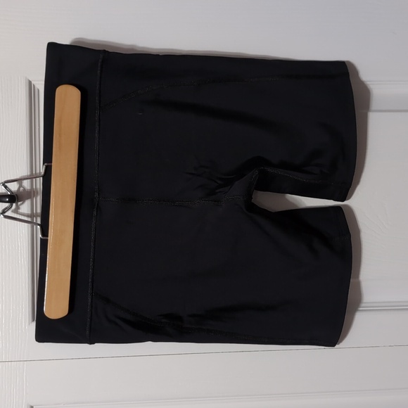 Under Armour Bike Shorts - Picture 2 of 4